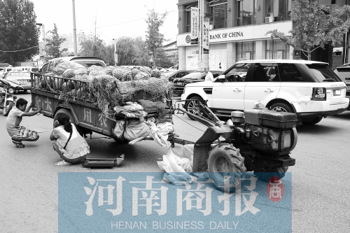 兩車相蹭后，小陳與妻子慌了神