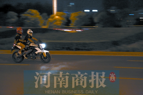 深夜，鄭東新區(qū)，不少人騎著摩托車呼嘯而過