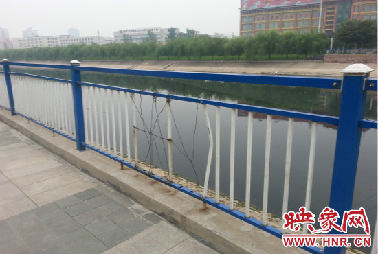 公園內(nèi)多個(gè)護(hù)欄中間的鋼筋條不翼而飛，僅僅是用幾根細(xì)細(xì)鐵絲纏住。