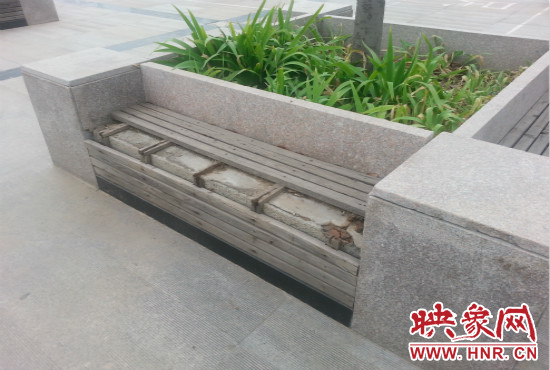 基礎(chǔ)設(shè)施破壞嚴(yán)重，一直無人修理。