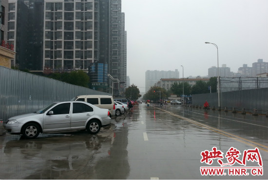 在新開通的東明路上,仍有多數(shù)私家車違規(guī)停車。