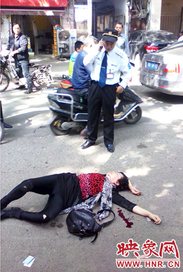 一名老年人當場昏迷。