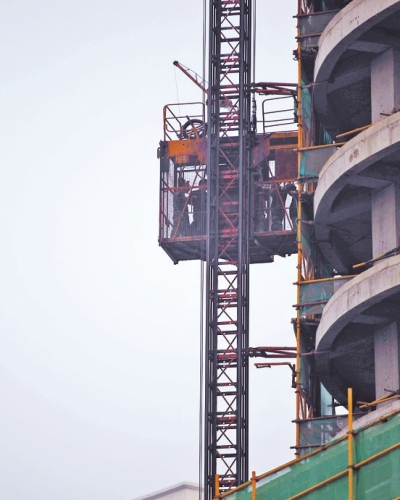 消防員將男子帶到地面 消防員將男子帶到地面