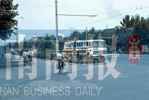 1983年的建設(shè)路，已經(jīng)有了電車