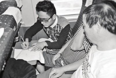 泌陽警方打掉特大電信詐騙團伙 從廣東押回嫌犯92人 泌陽警方打掉特大電信詐騙團伙 從廣東押回嫌犯92人