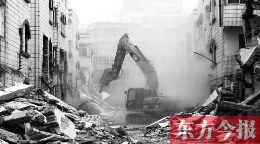 昨日，鄭州市棗莊社區(qū)拆遷現(xiàn)場，揚(yáng)塵漫天，附近居民叫苦不迭