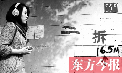 昨日，東方今報(bào)記者走訪農(nóng)業(yè)路沿線，看見“拆”字已上墻