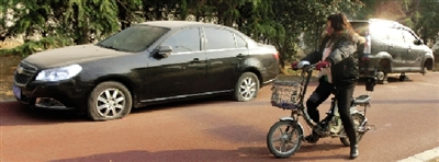 緊臨西三環(huán)一小區(qū)門口停的轎車，8輛車車胎被扎