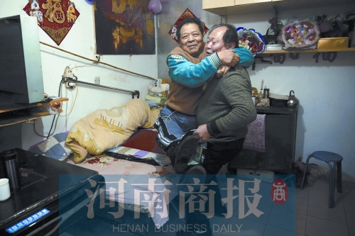 2015年1月15日，老鄰居抱起180斤重的高新海去坐三輪車，準(zhǔn)備出去轉(zhuǎn)轉(zhuǎn)