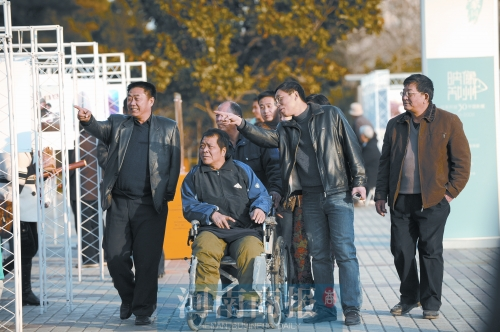 2009年9月15日，老鄰居們陪高新海游綠城廣場 井勇/供圖