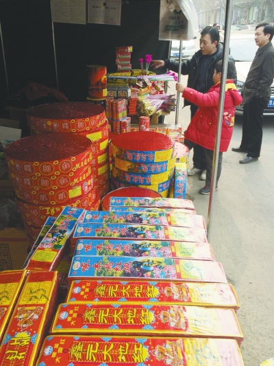 一家鞭炮攤兒前，只有少數(shù)人駐足購買。