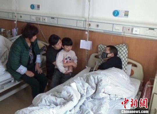　一家4口在病房里團(tuán)聚過年。