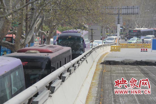 上下橋口圍擋處道路擁堵。