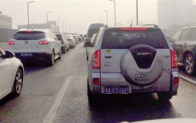 早高峰隴海高架橋從秦嶺路開始，一直向東都已經(jīng)堵成停車場了。 直播369 圖