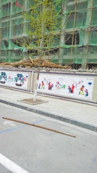 事發(fā)現(xiàn)場(chǎng)，奪命的鋼管還在地上。