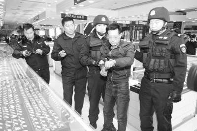 犯罪嫌疑人孫某到商場指認作案現(xiàn)場 犯罪嫌疑人孫某到商場指認作案現(xiàn)場