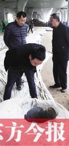 出事后，窨井僅被蓋上了一層布