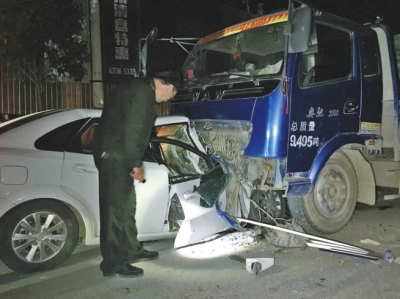 鄭州一司機(jī)酒駕逆行釀車禍 車體三分之一鉆入卡車下