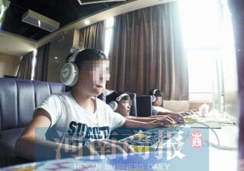 這家名為優(yōu)客體育競技俱樂部的店內(nèi)，有許多未成年人在上網(wǎng)玩游戲