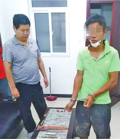 犯罪嫌疑人張某某（右）被抓時，挎包中被搜出兩把長約30厘米的尖刀