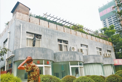 一樓是公廁，綠化后的樓頂開了個露天燒烤攤