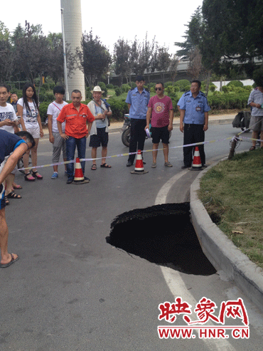 市民調(diào)侃這次塌陷難道是天太熱？