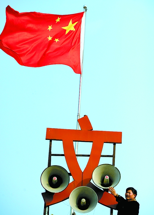 11月15日，新蔡縣磚店鎮(zhèn)黨員劉新峰在村口架起三個大喇叭，向群眾及時宣傳十八大精神。