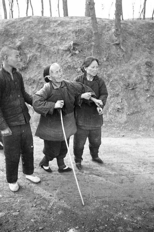 災(zāi)民，看到左側(cè)年輕人的白鞋，應(yīng)該是剛死去親人