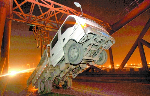 　車上升降機的工作臺被卡，車身前部高高翹起。