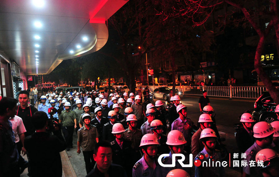 2012年12月26日晚，海南省三亞市，三亞市綜合行政執(zhí)法局河西大隊近百名城管上街執(zhí)法。