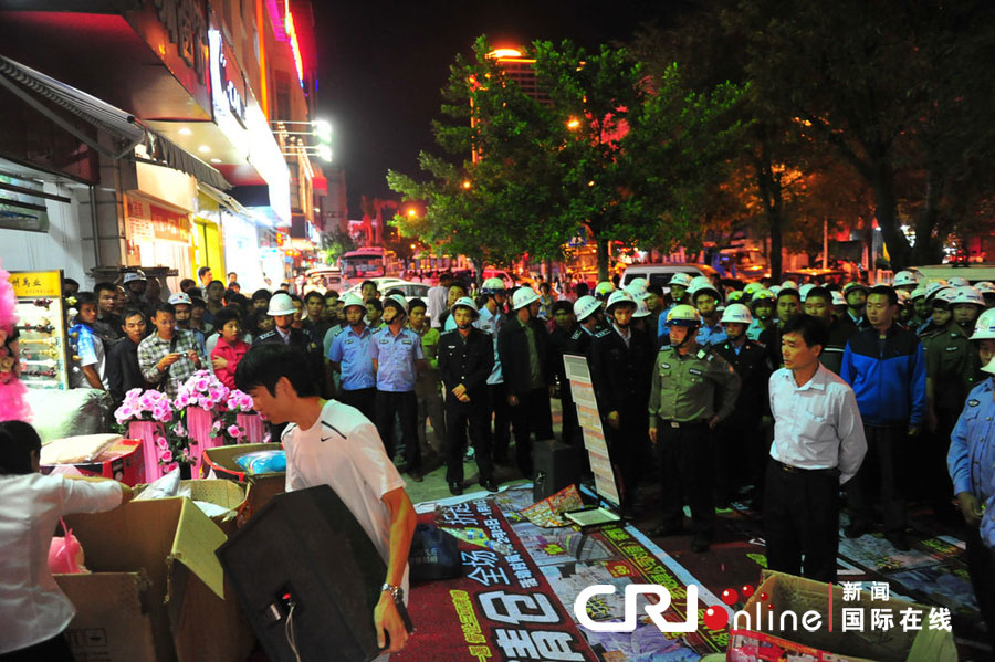 　2012年12月26日晚，海南省三亞市，三亞市綜合行政執(zhí)法局河西大隊近百名城管上街執(zhí)法。