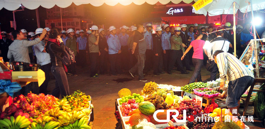 2012年12月26日晚，海南省三亞市，三亞市綜合行政執(zhí)法局河西大隊近百名城管上街執(zhí)法。