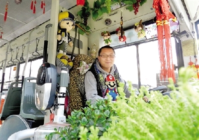 米奇、中國結(jié)、流氓兔、綠色植物、各種表情的小豬裝扮車廂