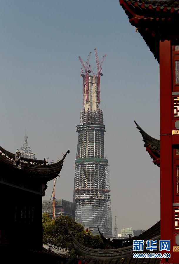 在上海豫園遠(yuǎn)眺在建的國(guó)內(nèi)第一高樓“上海中心”（4月11日攝）。