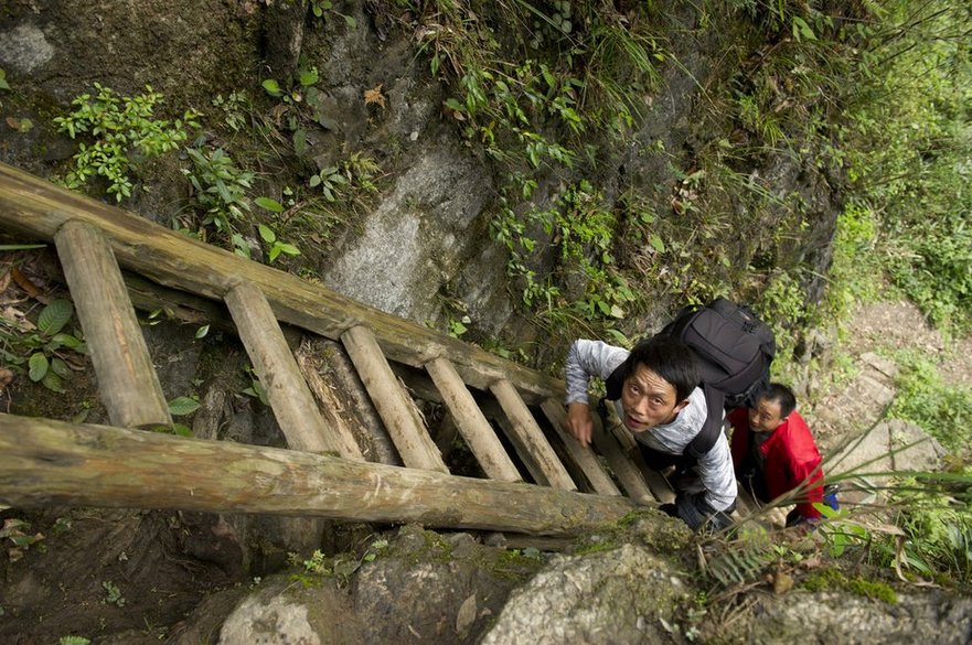 湖南一山村兒童每天需攀爬垂直天梯上學(xué)(圖) 湖南一山村兒童每天需攀爬垂直天梯上學(xué)(圖)