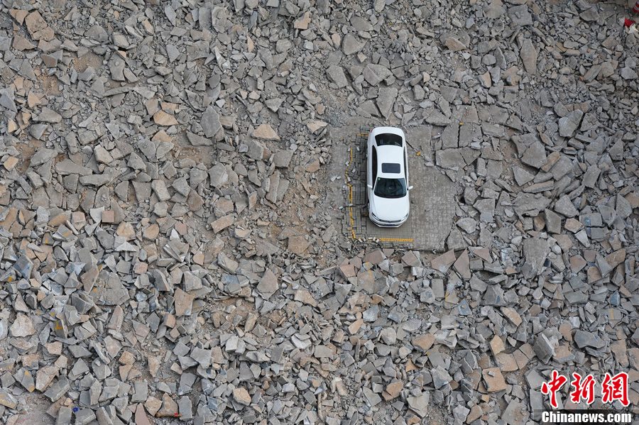 太原:施工現(xiàn)場現(xiàn)“釘子車” 車主十余天未現(xiàn)身 太原:施工現(xiàn)場現(xiàn)“釘子車” 車主十余天未現(xiàn)身