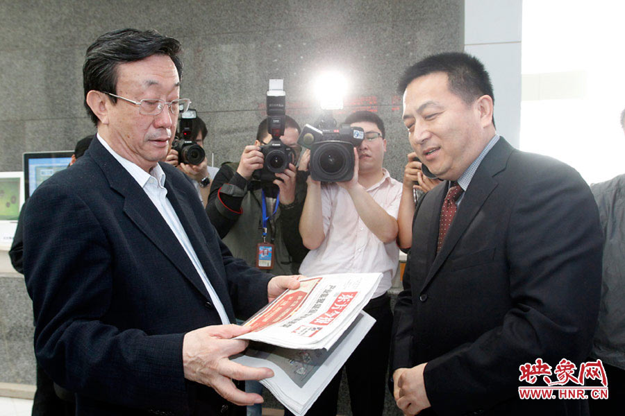 東方今報報社社長趙國平向河南省委書記、省人大常委會主任郭庚茂匯報東方今報的內(nèi)容、發(fā)行等情況 東方今報