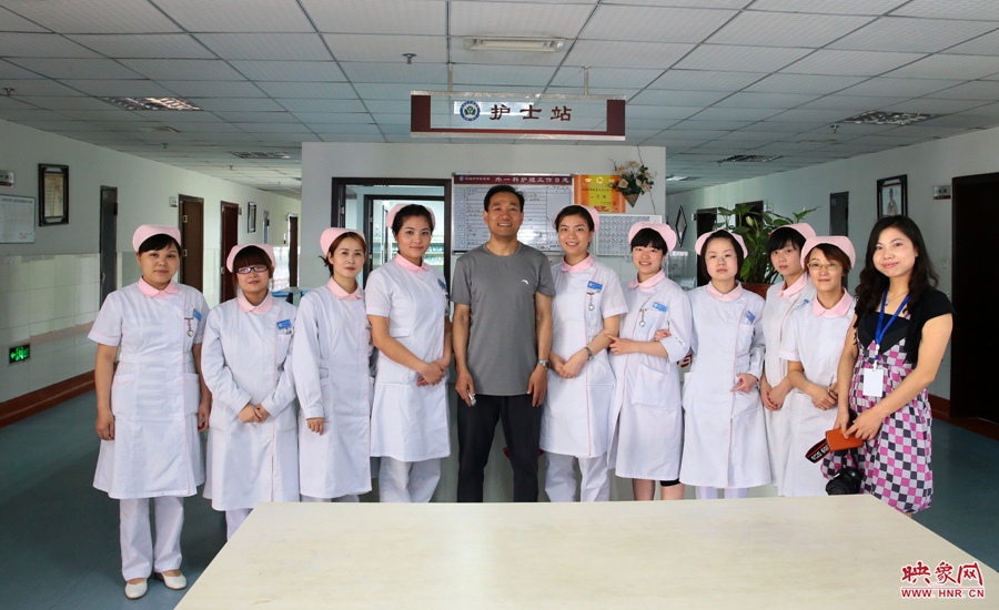 護(hù)士們得知采訪的記者是來自河南，非要一起合影留念