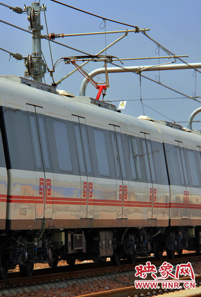 調(diào)試中的地鐵，電線已經(jīng)抬起充電