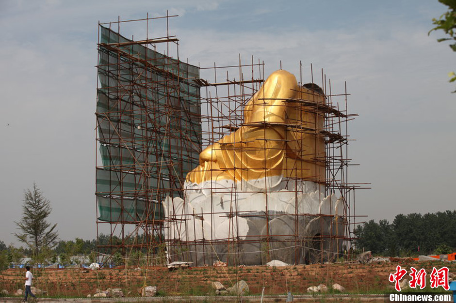 圖為被拆掉頭的雕塑。王友 攝