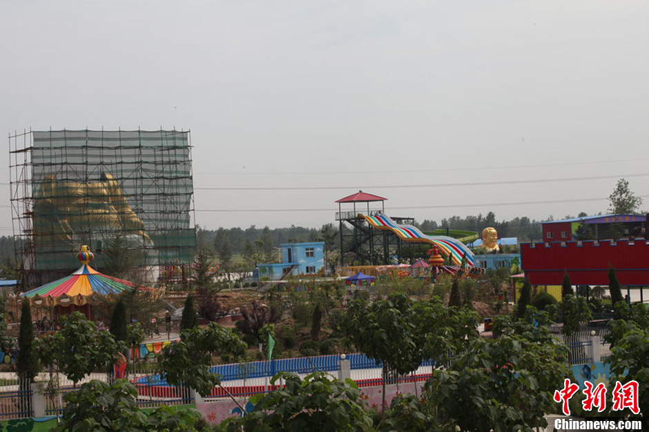 圖為被拆掉頭的雕塑。王友 攝