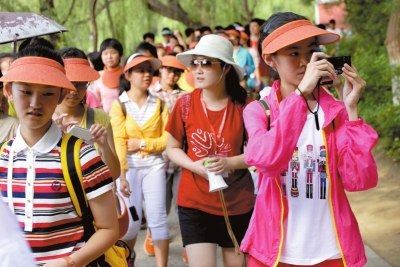 未名湖畔，游人紛紛拍照留念。