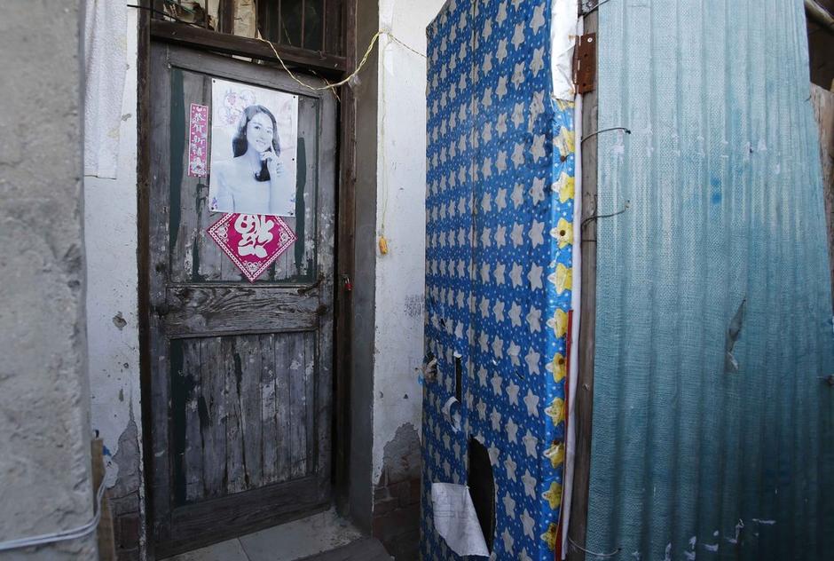 36歲的河南信陽(yáng)打工者陳小龍?jiān)谶@里租了一間屋子住，2012年底開(kāi)始，他偷偷在出租屋里挖地窖。