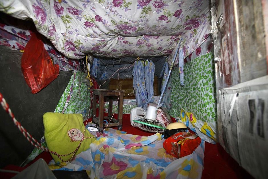 今年地窖挖成。6月12日22時(shí)左右，陳小龍?jiān)诩闻d市經(jīng)濟(jì)技術(shù)開(kāi)發(fā)區(qū)(國(guó)際商務(wù)區(qū))玉都豪匯KTV門口，以拉客為由，將18歲安徽女孩郭某，用三輪電動(dòng)車載到僻靜處，以水果刀、電棍威脅，將她雙手雙腳綁住，嘴巴封住。強(qiáng)行帶到出租屋地窖內(nèi)，用鎖鏈鎖住。期間，陳小龍多次強(qiáng)奸女孩。