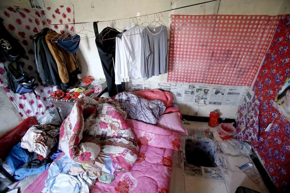 女孩利用隨身攜帶的指甲刀，一點(diǎn)點(diǎn)將身上鎖鏈磨斷，6月23日，她掙脫鎖鏈，跑到氣窗大喊救命，周圍居民聞聲報(bào)警，女孩11天的地獄經(jīng)歷才告結(jié)束。