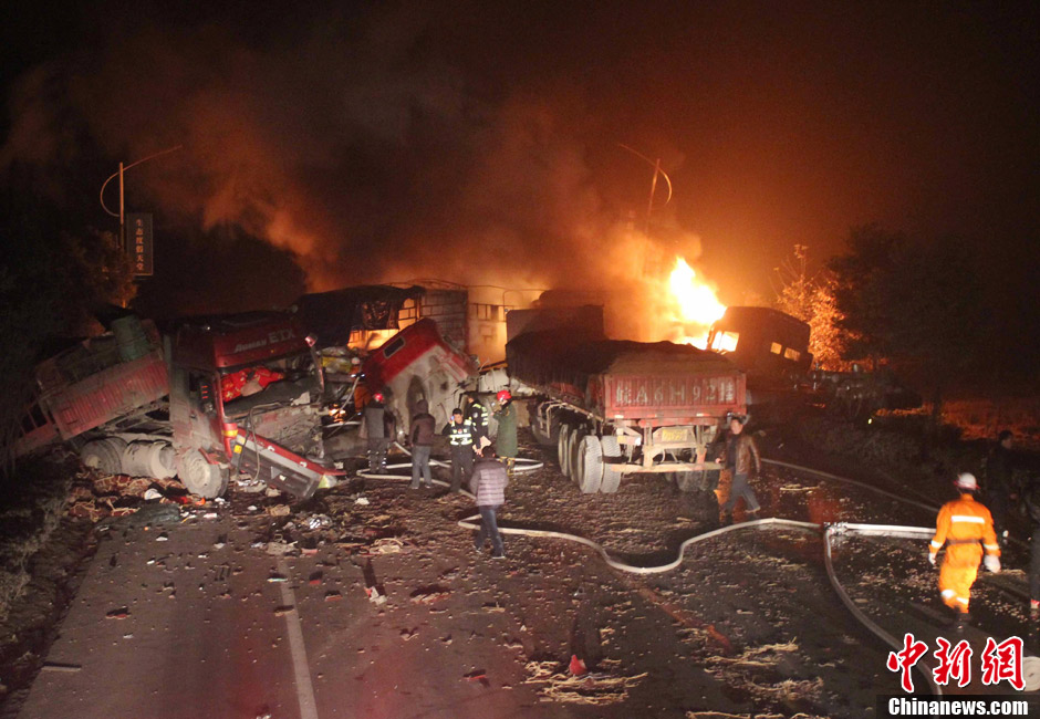 安徽六安十余車連環(huán)相撞 致3人死亡 安徽六安十余車連環(huán)相撞 致3人死亡