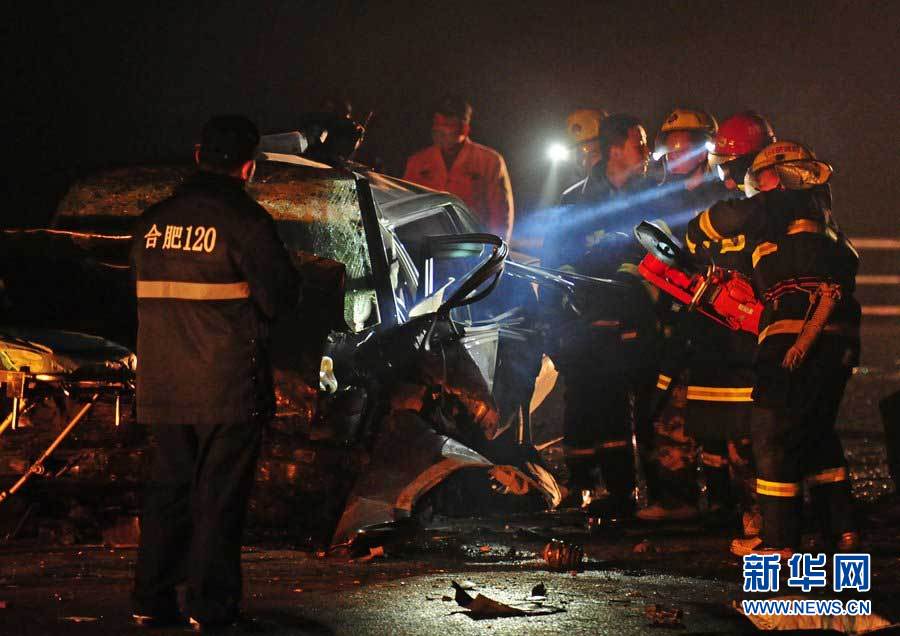 2013年1月9日，合肥，事故現(xiàn)場(chǎng)，兩輛受損車輛已經(jīng)全部變形