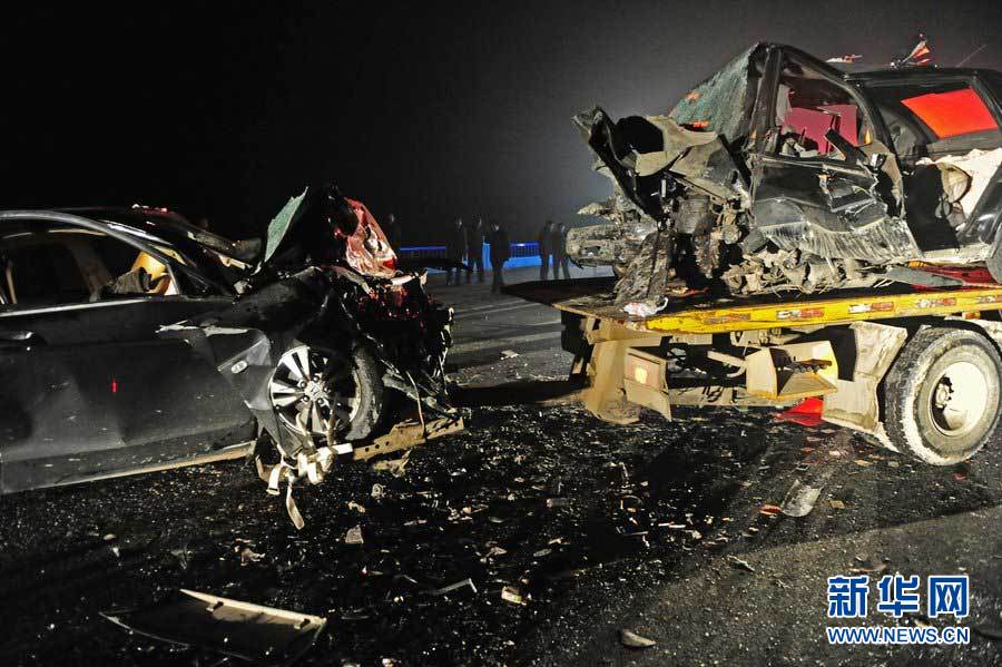 2013年1月9日，合肥，事故現(xiàn)場(chǎng)，兩輛受損車輛已經(jīng)全部變形