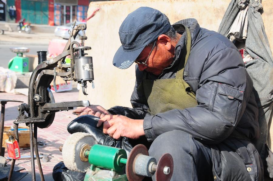 (中國(guó)網(wǎng)事·感動(dòng)2013·圖文互動(dòng))(1)“半價(jià)鞋匠”27年不間斷微助貧寒學(xué)子 (中國(guó)網(wǎng)事·感動(dòng)2013·圖文互動(dòng))(1)“半價(jià)鞋匠”27年不間斷微助貧寒學(xué)子