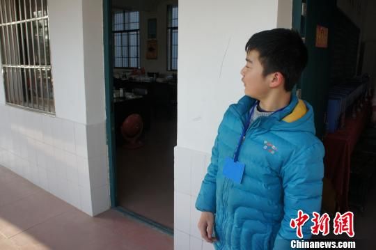 對(duì)于幾年如一日照顧他的同學(xué)余興泉，14歲的左臣心里充滿了感激。 李俊杰 攝